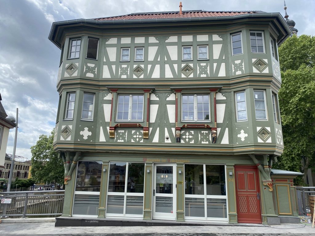 Außenansicht des restaurierten Brückenhauses Bad Kreuznach – Projekt von Maler Theis
