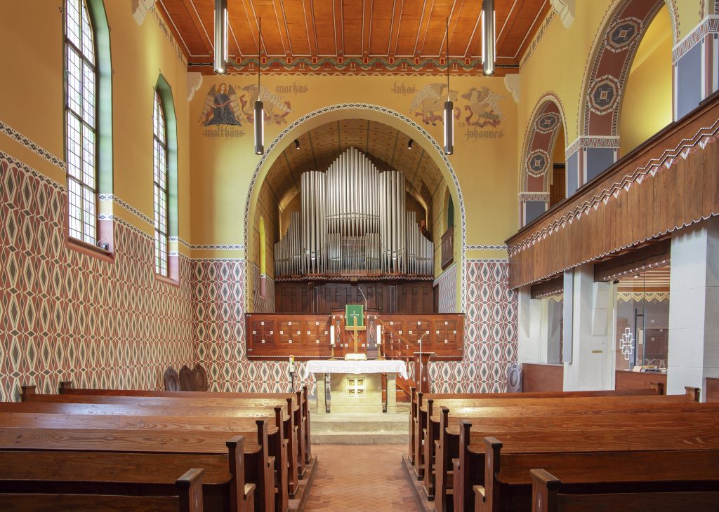 Innenansicht der restaurierten Pützer-Kirche – Projekt von Maler Theis