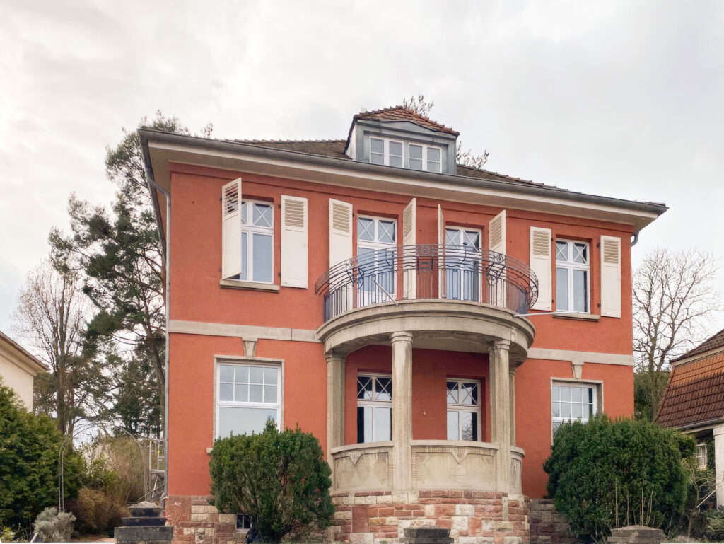 Außenansicht einer renovierten privaten Villa in Mainz-Gonsenheim – Projekt von Maler Theis