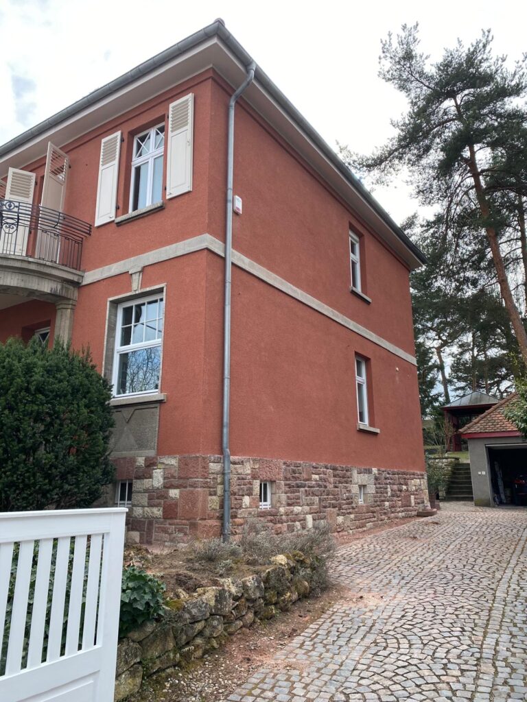 Außenansicht einer renovierten privaten Villa in Mainz-Gonsenheim – Projekt von Maler Theis