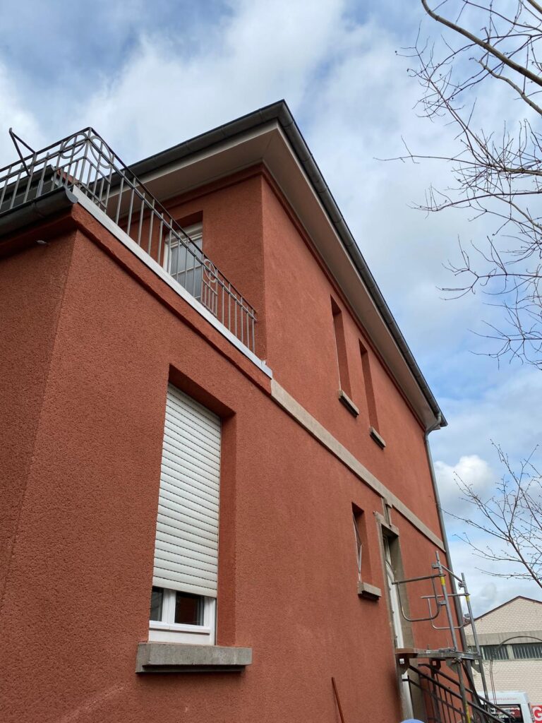 Außenansicht einer renovierten privaten Villa in Mainz-Gonsenheim – Projekt von Maler Theis