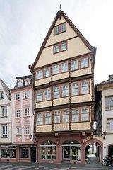 Außenansicht eines historischen Gebäudes in der Augustinerstraße Mainz nach Fassadensanierung durch Maler Theis