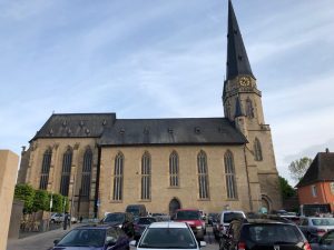 Fassadensanierung und Außenanstrich der Kirche in Alzey durch Maler Theis