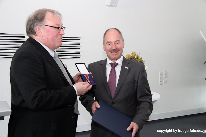 Verleihung des Bundesverdienstkreuzes an Norbert Theis für sein Engagement in der Denkmalpflege und im Handwerk