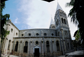 Außenansicht (seitlich) der St.-Joseph-Kathedrale auf Sansibar während der Restaurierungsarbeiten durch Maler Theis.